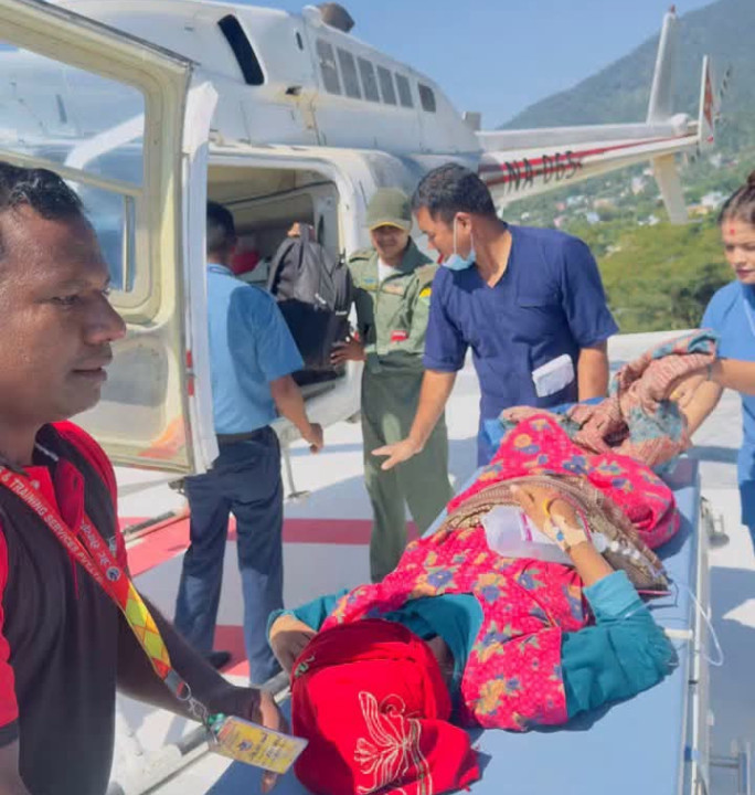 जटिल प्रसूति समस्या देखिएपछि महिलाको हवाई उद्धार